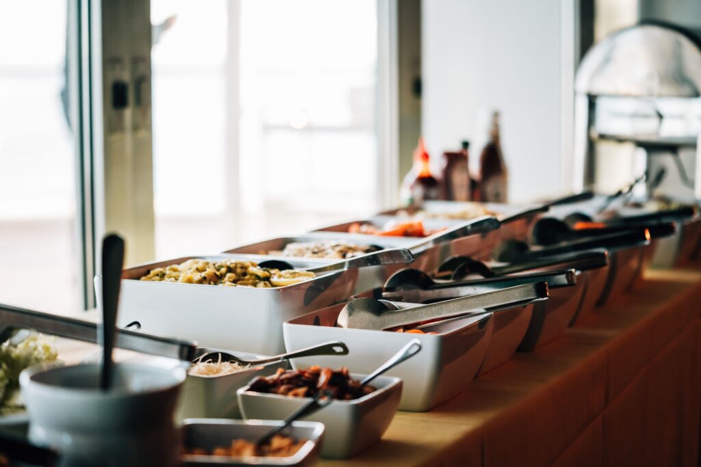 Tavola buffet con varietà di piatti per evento speciale - servizio catering
