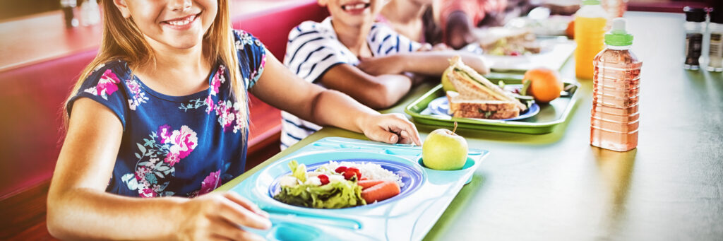 Bambini mangiano alla mensa scolastica - servizio ristorazione scolastica ProntoPast