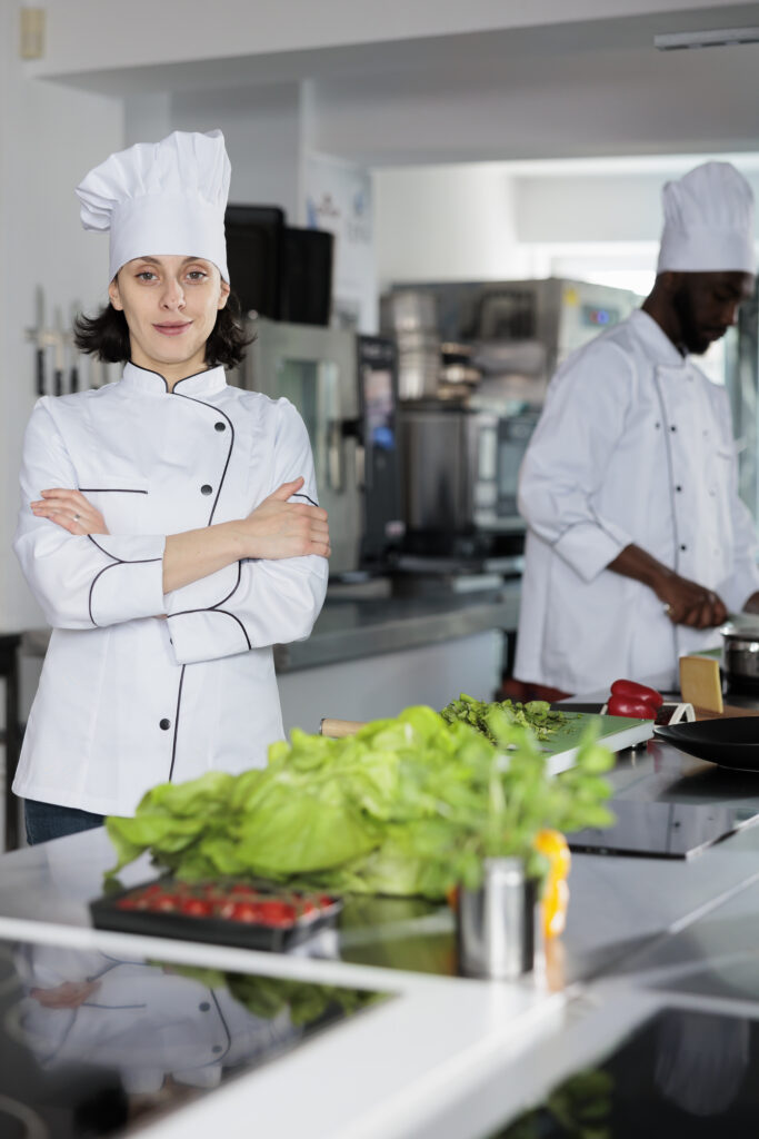 Operatore ristorazione in cucina con braccia conserte - gestione cucine aziendali