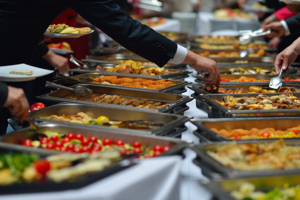 Buffet catering in sala luxury con gruppo di persone - catering eventi ProntoPast