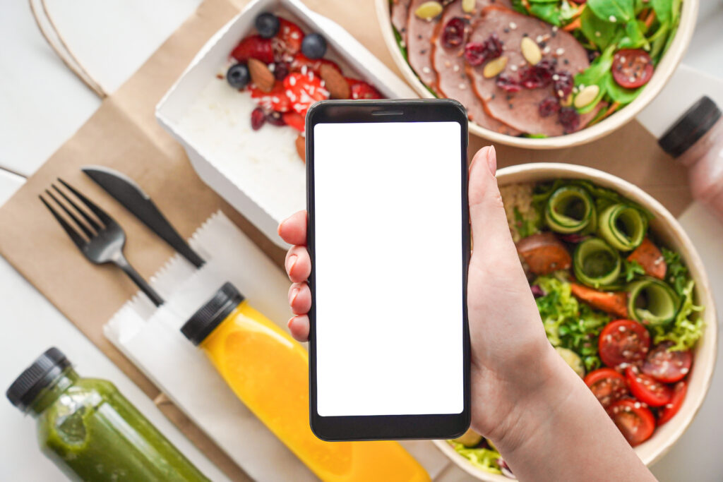 Smartphone sopra contenitori pasti - servizio food delivery aziendale ProntoPast