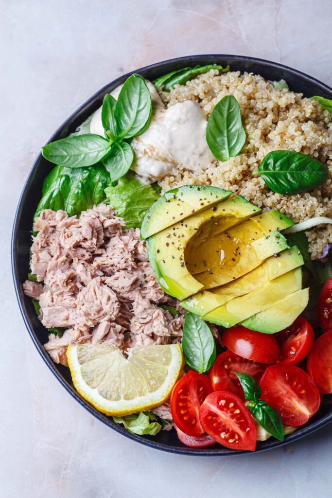 Bowl di quinoa con tonno e avocado - pasti veicolati leggeri ProntoPast
