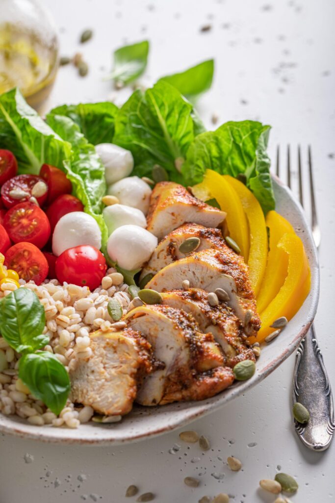 Bowl di pollo con verdure miste e insalata - pasti sani ProntoPast