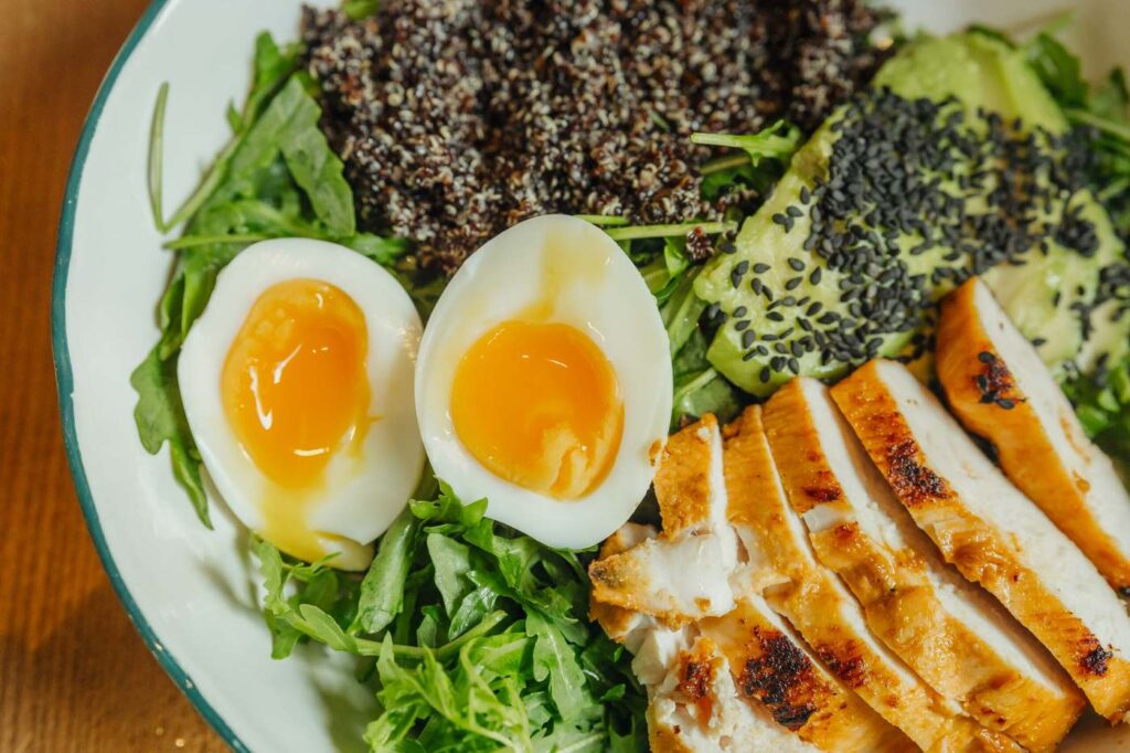Insalata nutriente con ingredienti freschi - pasti sani e genuini ProntoPast