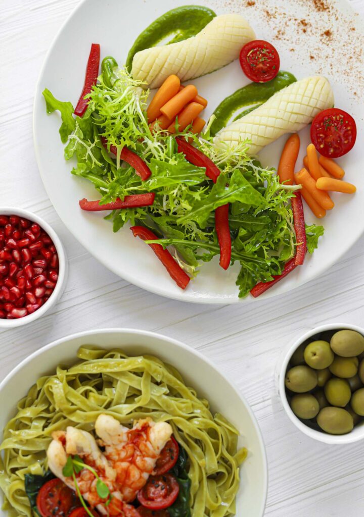 Vista dall'alto di insalata fresca e sana - pasti veicolati ProntoPast